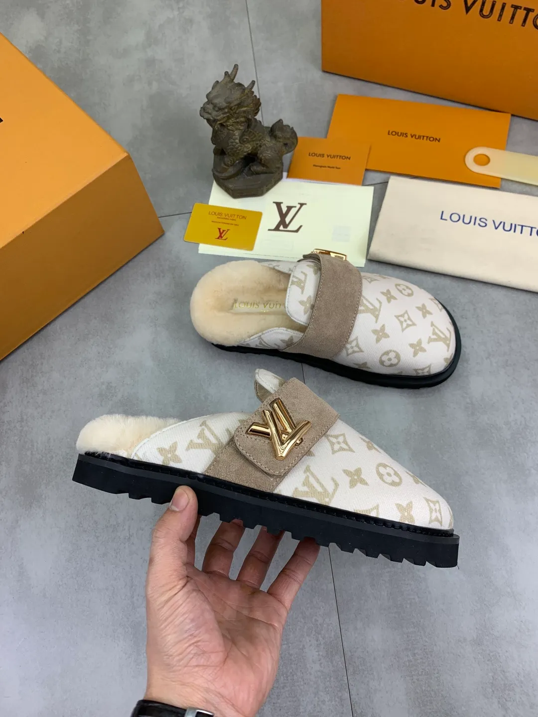Men's Men's Shoes P480 New Couple Style LV Louis Vuitton L Family Donkey Brand Latest Easy Series Birkenstock Baotou Thick Sole Wool Slippers Sandals Original purchase, development and production This LV Easy sandal is made of suede cow leather, with Monogram pattern to highlight the trendy style. Adjustable straps with illuminated LV letters, flexible insoles and micro outsoles provide a light and comfortable experience. Exquisite packaging at the delivery counter 🛍📦 ▪️Fabric: Original custom imported first-layer cowhide ▪️Inner lining: Original customized warm wool lining ▪️Outsole: Original open-molded rubber foam material ▪️Sole thickness: 4CM ▪️Size: Men and women 35-45